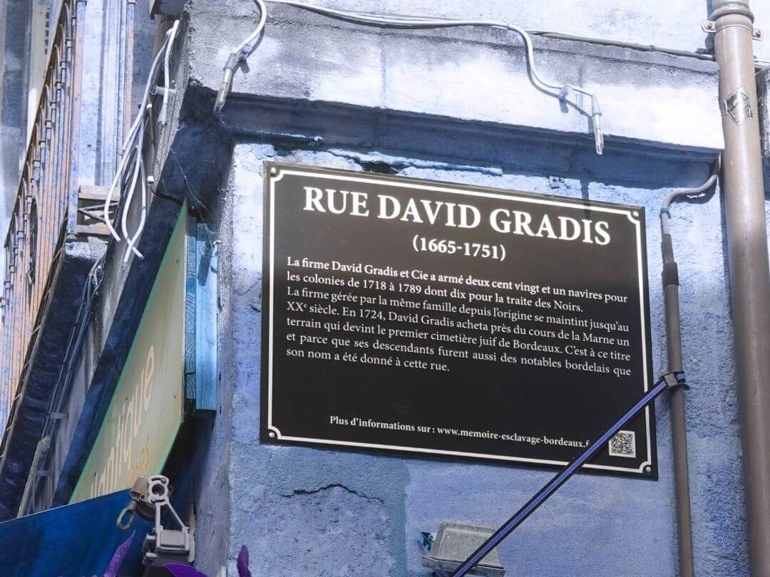 Plaque on a building on the Rue David Gardis with a description of David Gardis and his life in French